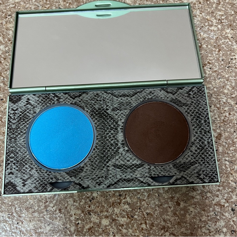 Eyeshadow - Picture 2 of 3